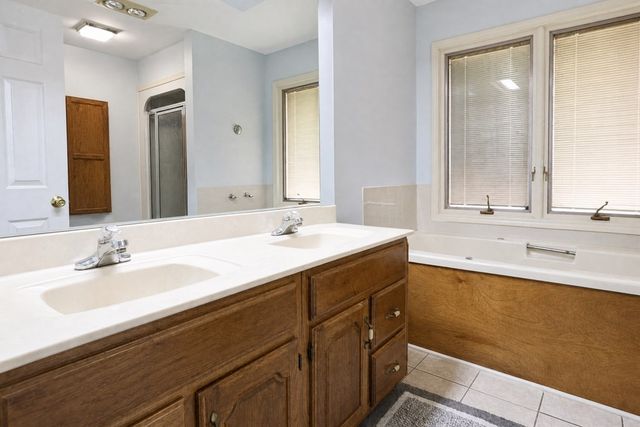 2307 Hamlin Dr, Paris, TN 38242