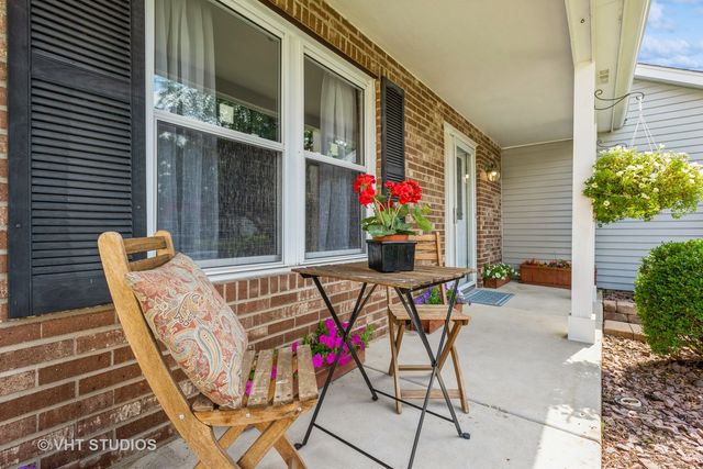 6624 Oak Tree Trail, Woodridge, IL 60517
