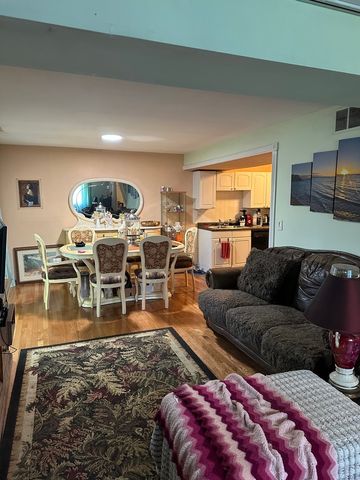 889 Oxford Place 889, Wheeling, IL 60090