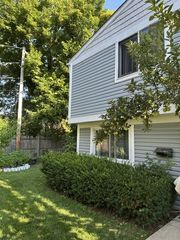 889 Oxford Place 889, Wheeling, IL 60090