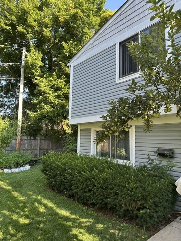 889 Oxford Place 889, Wheeling, IL 60090