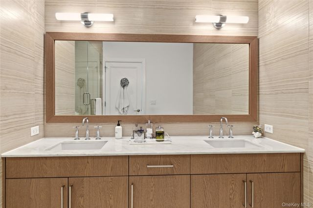 100 Garvies Point Road 1033, Glen Cove, NY 11542