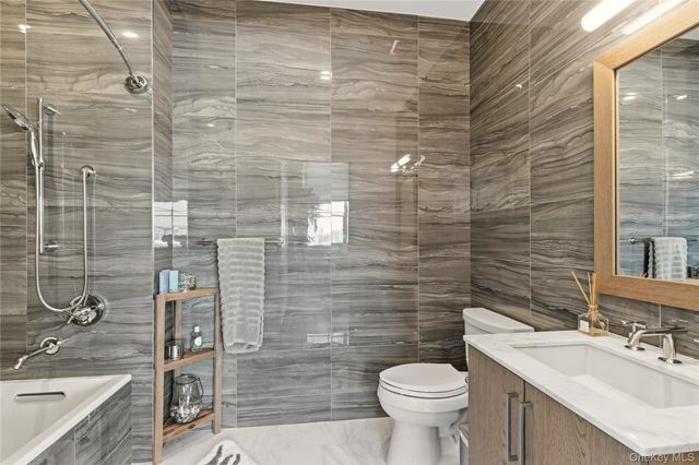 100 Garvies Point Road 1033, Glen Cove, NY 11542