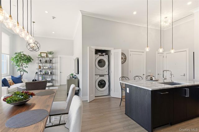 100 Garvies Point Road 1033, Glen Cove, NY 11542