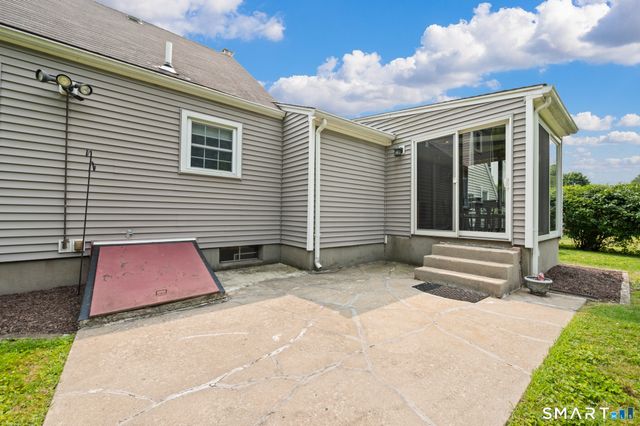 39 Plainfield Street, Enfield, CT 06082