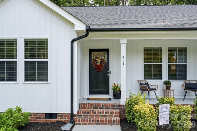 918 Brookwood Court, Statesville, NC 28677