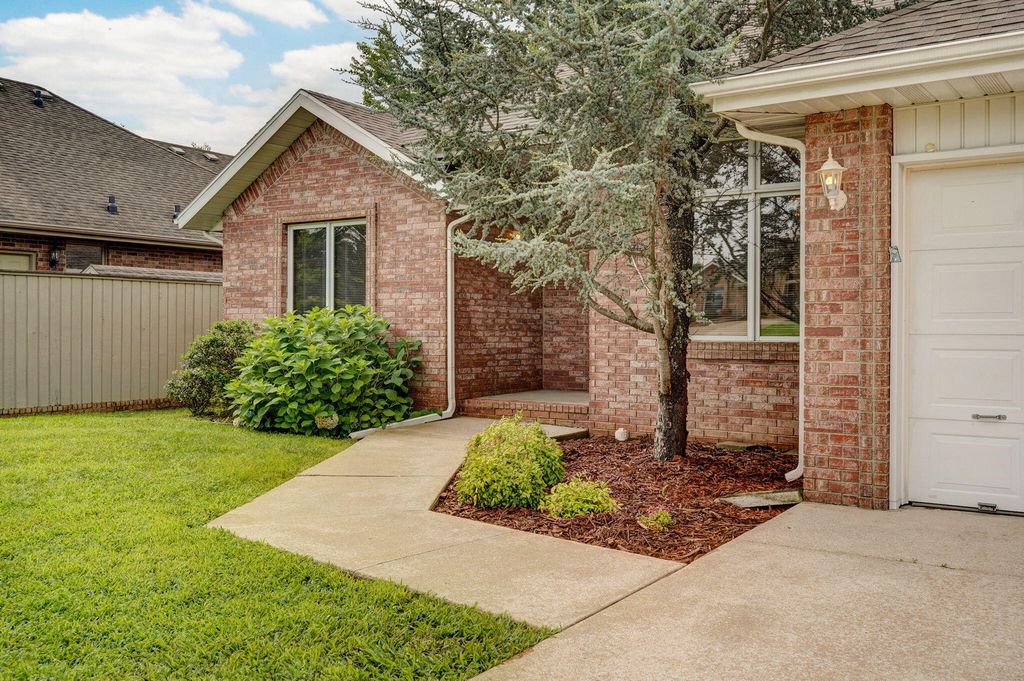 3664 West Edgewood Street, Springfield, MO 65807