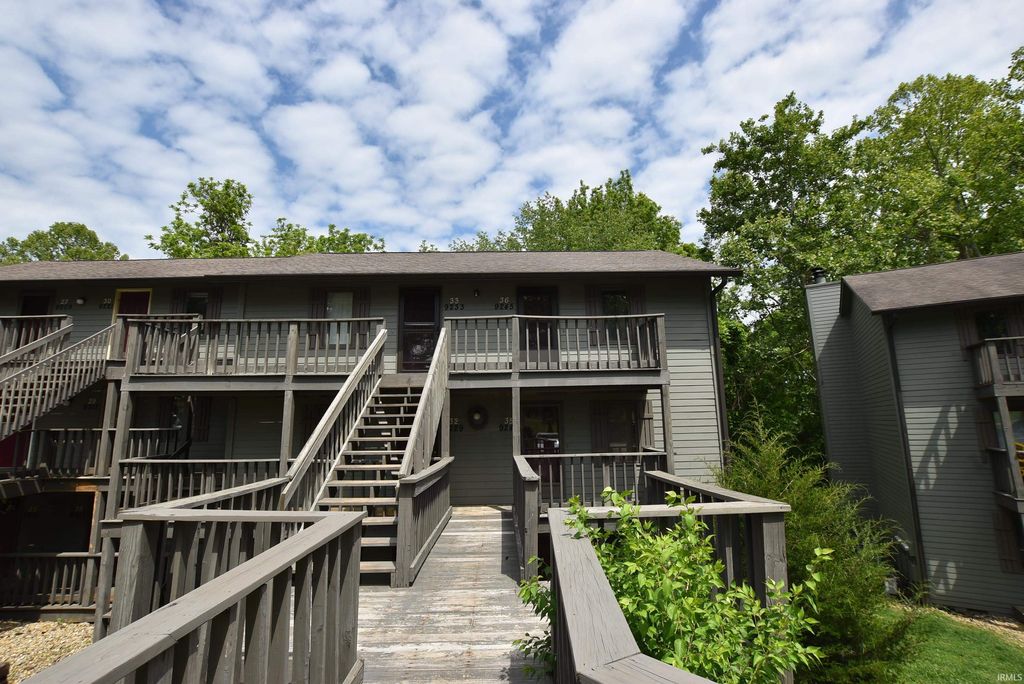 9245 S Pointe Retreat Drive, Bloomington, IN 47401