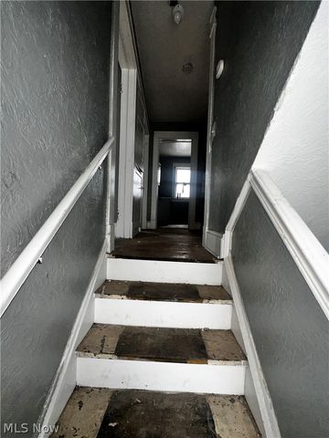 2083 N Taylor Road, Cleveland Heights, OH 44112