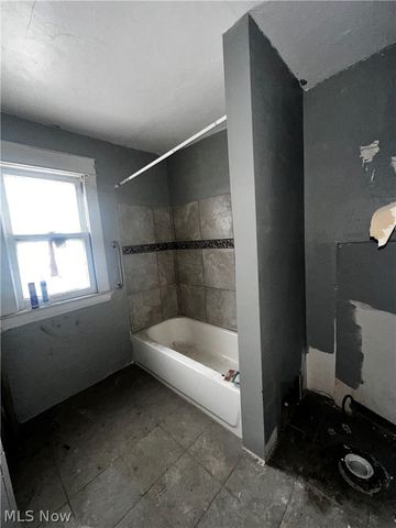 2083 N Taylor Road, Cleveland Heights, OH 44112