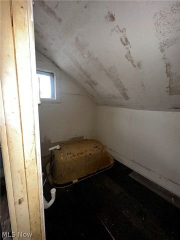 2083 N Taylor Road, Cleveland Heights, OH 44112