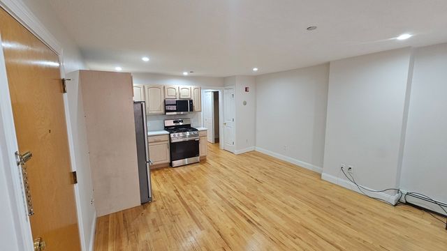 39 Salutation 33, Boston, MA 02108