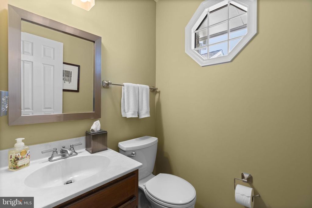 Image 10 of property listing at 20421 REMSBURY PL, Gaithersburg, MD 20886