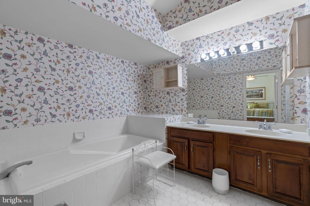 Image 15 of property listing at 20421 REMSBURY PL, Gaithersburg, MD 20886