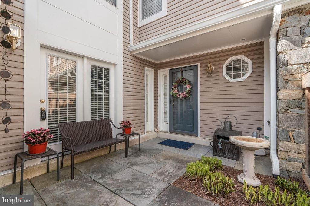 Image 2 of property listing at 20421 REMSBURY PL, Gaithersburg, MD 20886