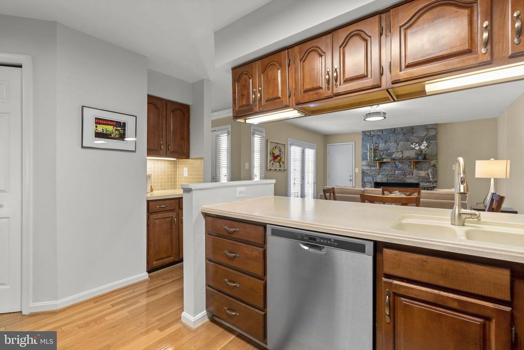 Image 4 of property listing at 20421 REMSBURY PL, Gaithersburg, MD 20886