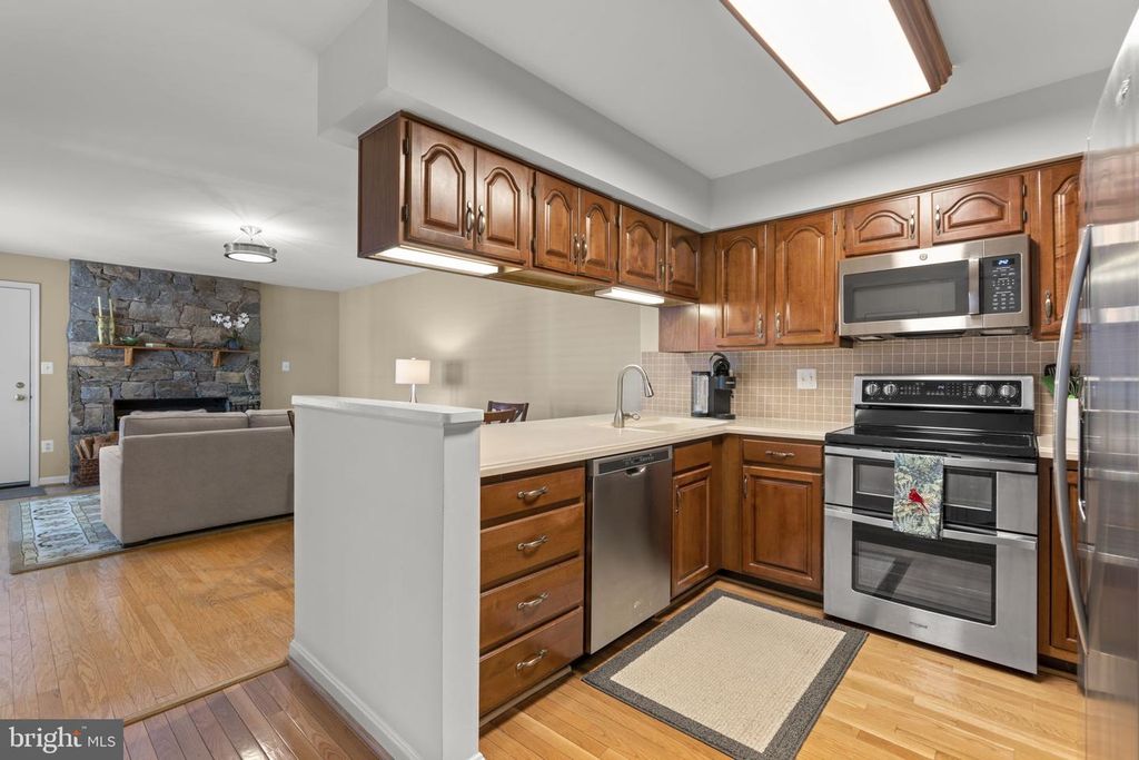 Image 5 of property listing at 20421 REMSBURY PL, Gaithersburg, MD 20886