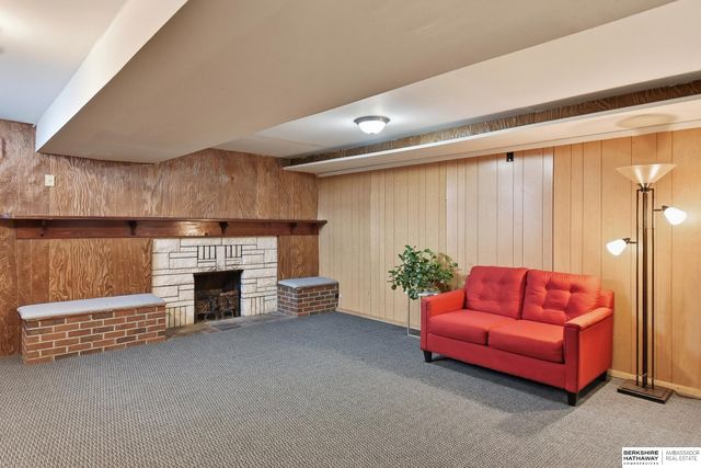 7634 Maple Street, Omaha, NE 68134