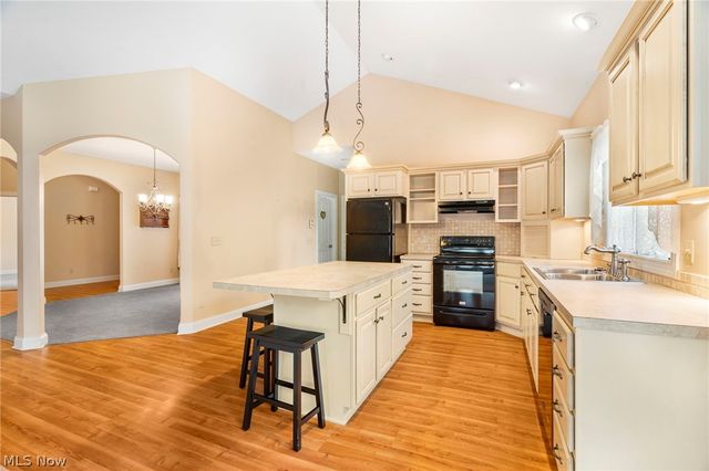 2041 Penhurst Circle NE, North Canton, OH 44720