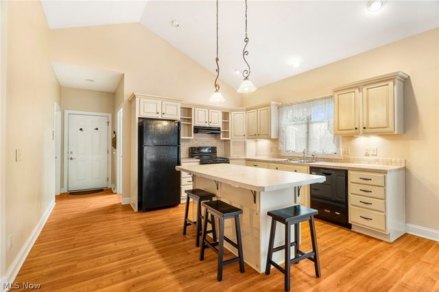 2041 Penhurst Circle NE, North Canton, OH 44720