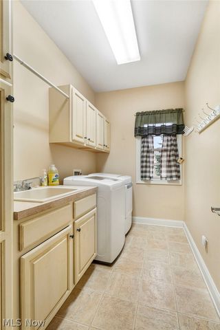 2041 Penhurst Circle NE, North Canton, OH 44720