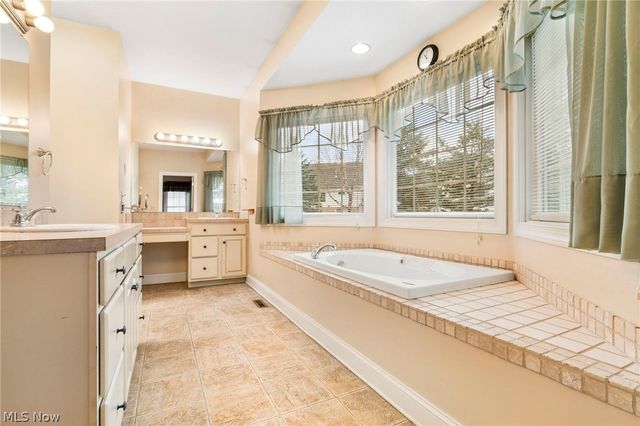 2041 Penhurst Circle NE, North Canton, OH 44720