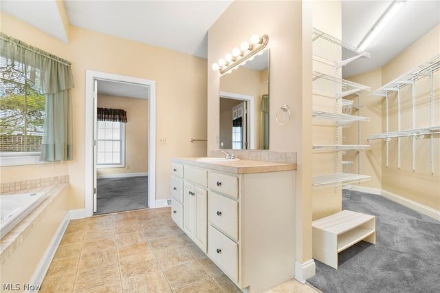 2041 Penhurst Circle NE, North Canton, OH 44720