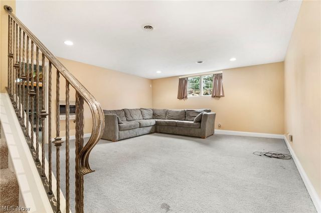 2041 Penhurst Circle NE, North Canton, OH 44720