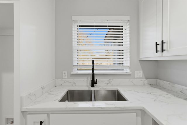 2611 Tisinger Avenue, Dallas, TX 75228