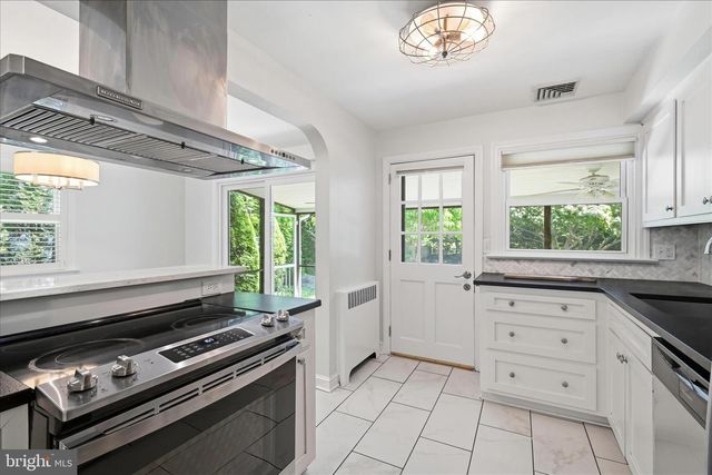 242 ELIZABETH DR, Lancaster, PA 17601