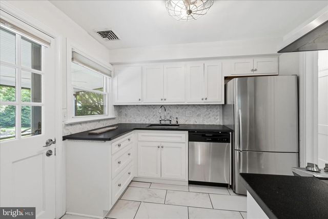 242 ELIZABETH DR, Lancaster, PA 17601