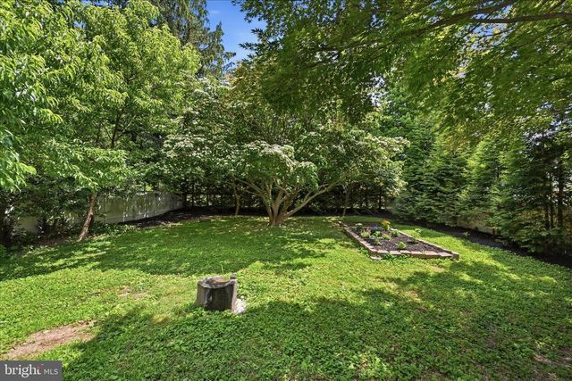 242 ELIZABETH DR, Lancaster, PA 17601