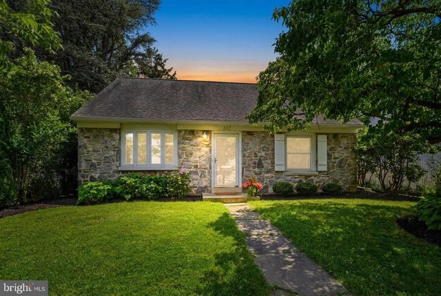 242 ELIZABETH DR, Lancaster, PA 17601