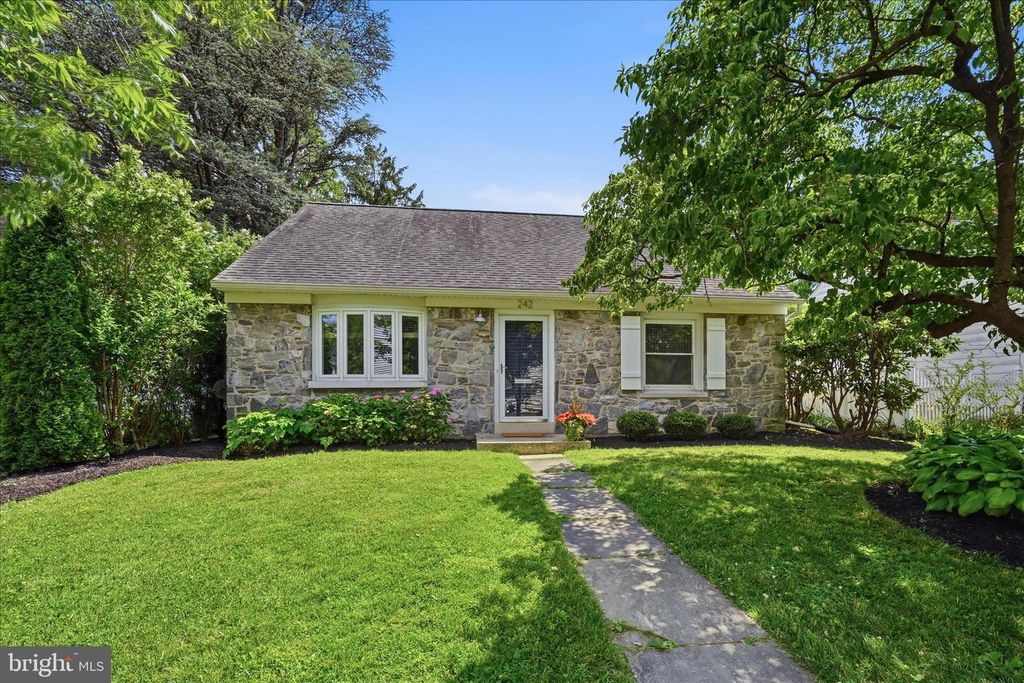 242 ELIZABETH DR, Lancaster, PA 17601