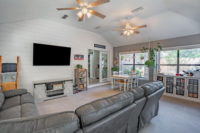 1084 Blvd De La Parisienne, Mary Esther, FL 32569