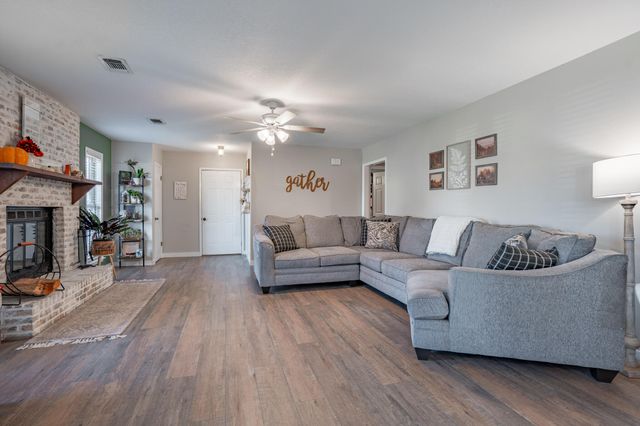 1084 Blvd De La Parisienne, Mary Esther, FL 32569