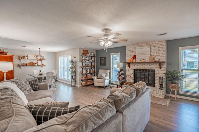 1084 Blvd De La Parisienne, Mary Esther, FL 32569