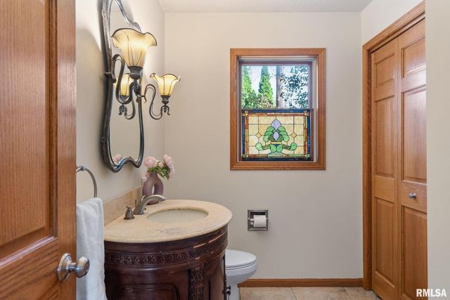 306 13TH Avenue, De Witt, IA 52742