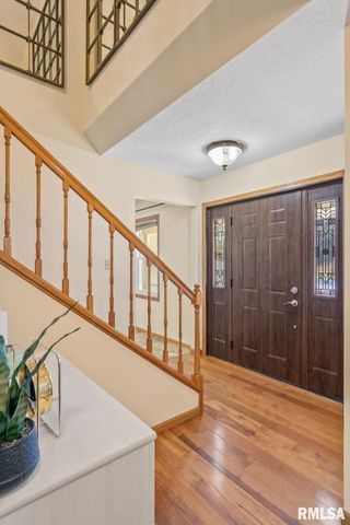 306 13TH Avenue, De Witt, IA 52742