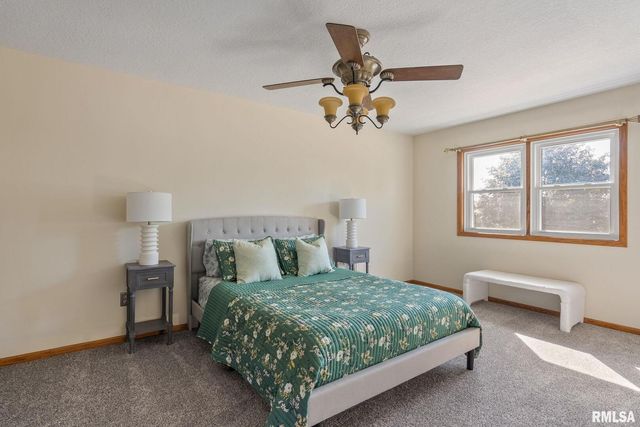 306 13TH Avenue, De Witt, IA 52742