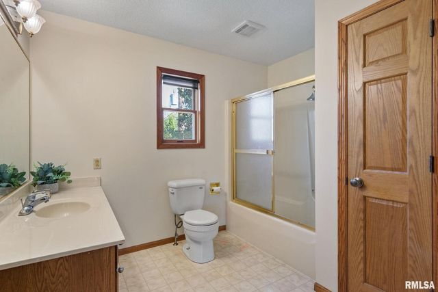 306 13TH Avenue, De Witt, IA 52742