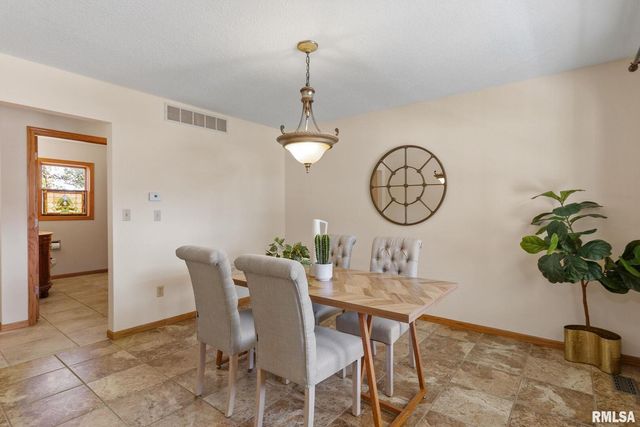 306 13TH Avenue, De Witt, IA 52742