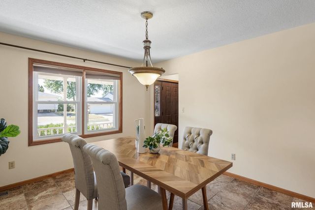 306 13TH Avenue, De Witt, IA 52742