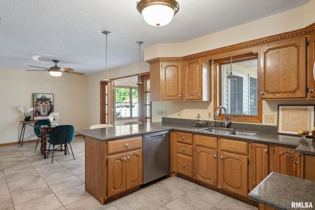 306 13TH Avenue, De Witt, IA 52742