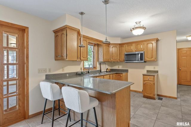 306 13TH Avenue, De Witt, IA 52742