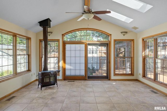 306 13TH Avenue, De Witt, IA 52742