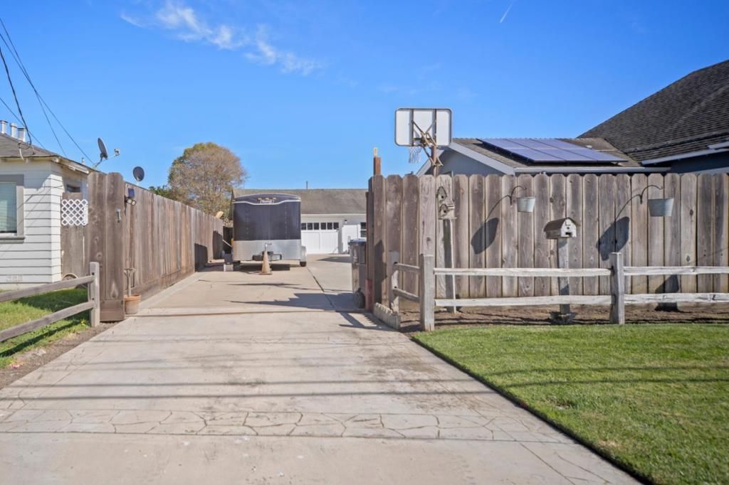 Image 2 of property listing at 805 Iverson Street, Salinas, CA 93901