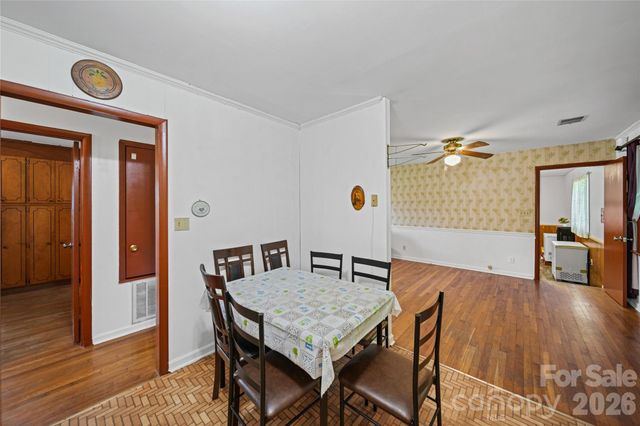323 Meadowbrook Drive, Matthews, NC 28104