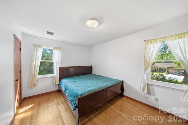 323 Meadowbrook Drive, Matthews, NC 28104