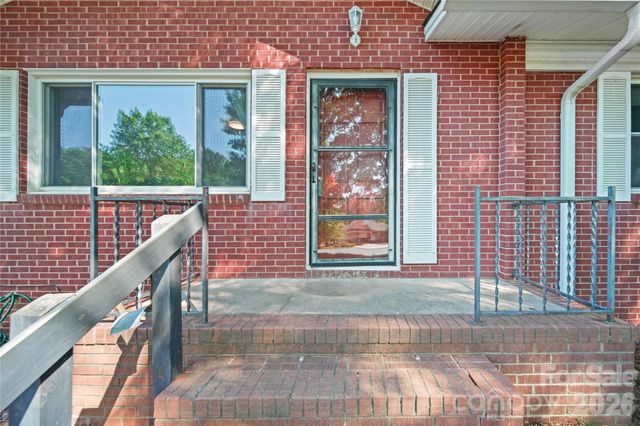 323 Meadowbrook Drive, Matthews, NC 28104